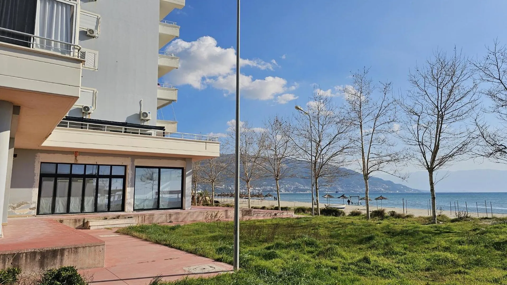 بوتيل Tranquil Apartment For Six Guests فلورا ألبانيا